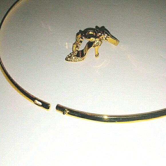 Choker Necklace with Charm - Picture 4 of 4